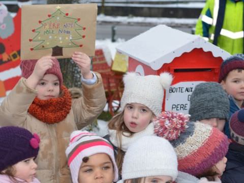 Les enfants de la Maternelle déposent leurs listes de Noël
