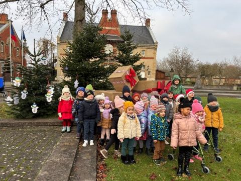 DÉCORATION DES SAPINS PAR NOS ÉCOLIERS